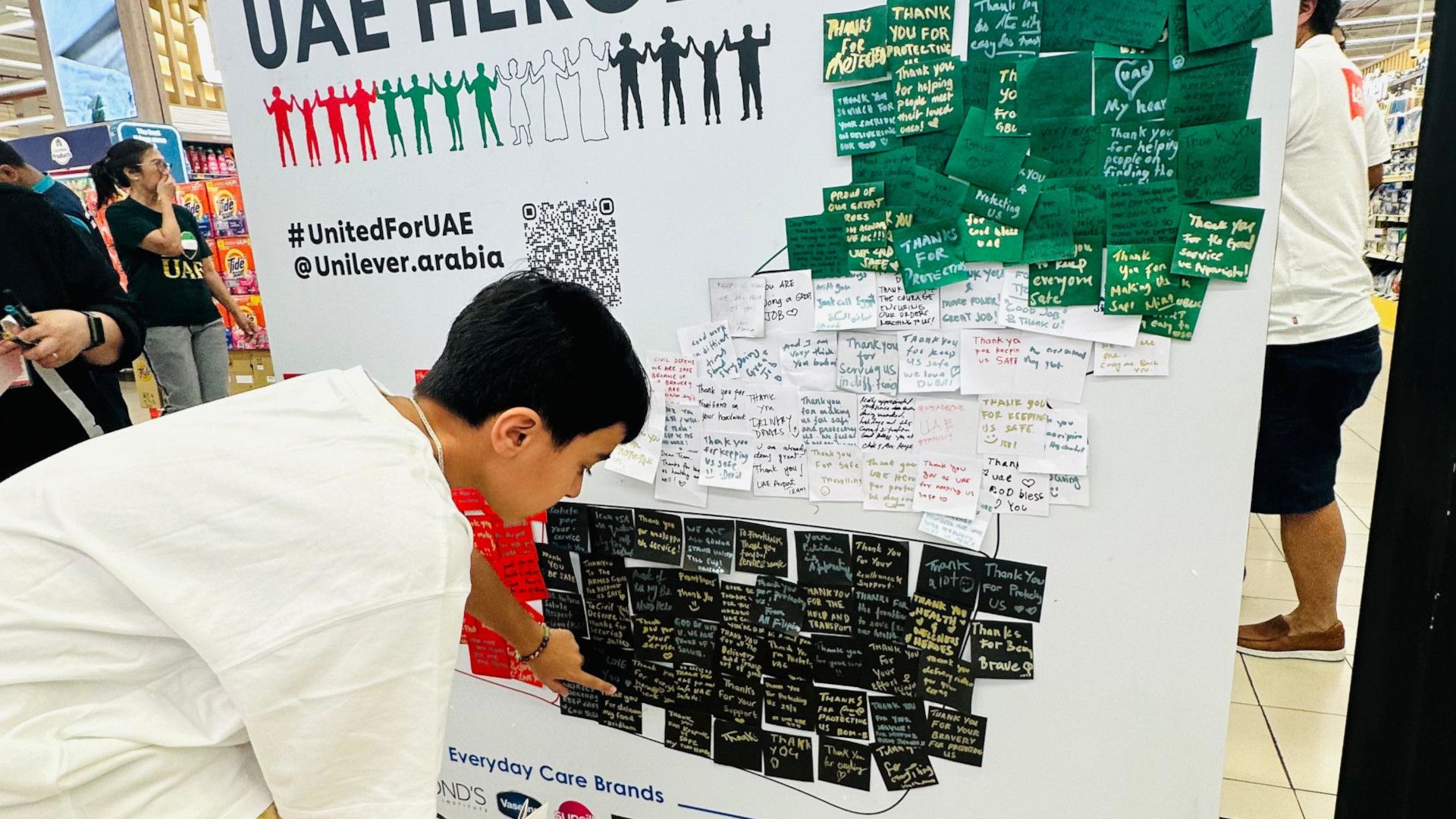 Customers at United for UAE campaign in stores