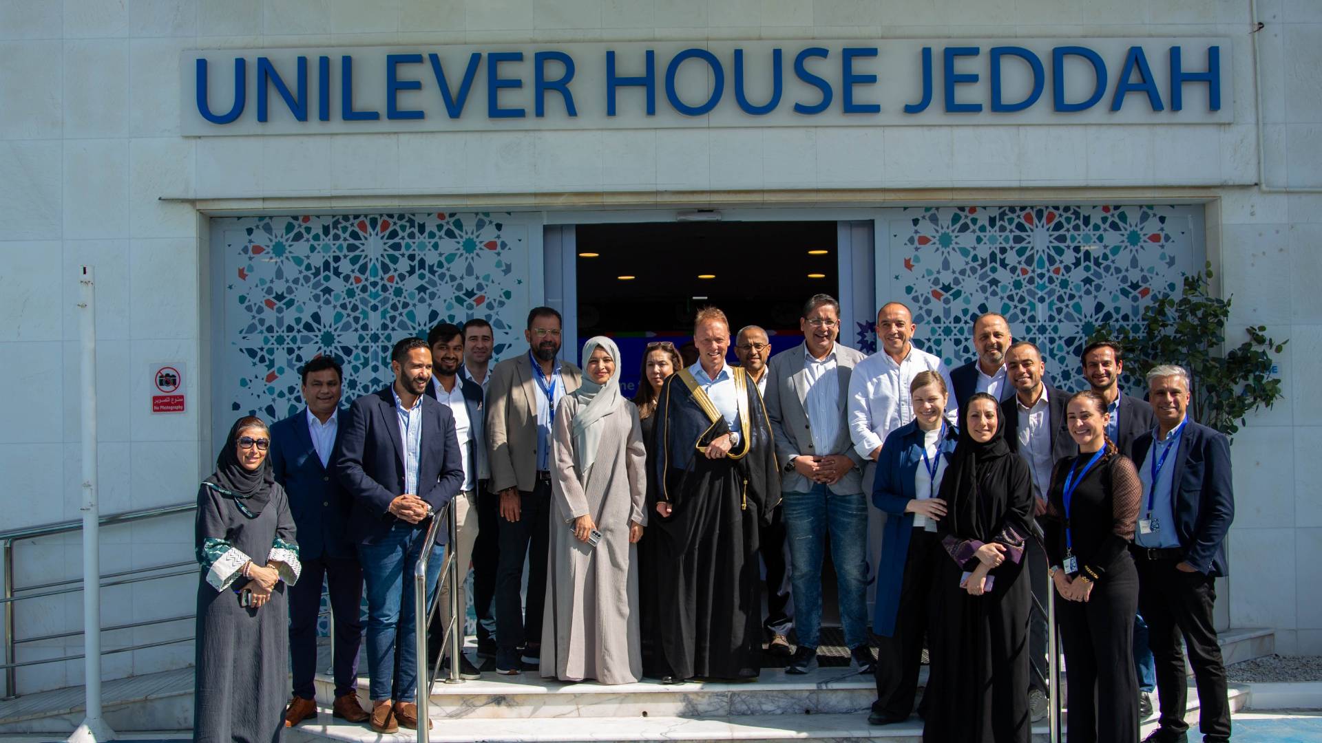 Unilever Arabia leadership team with CEO Hein Schumacher 