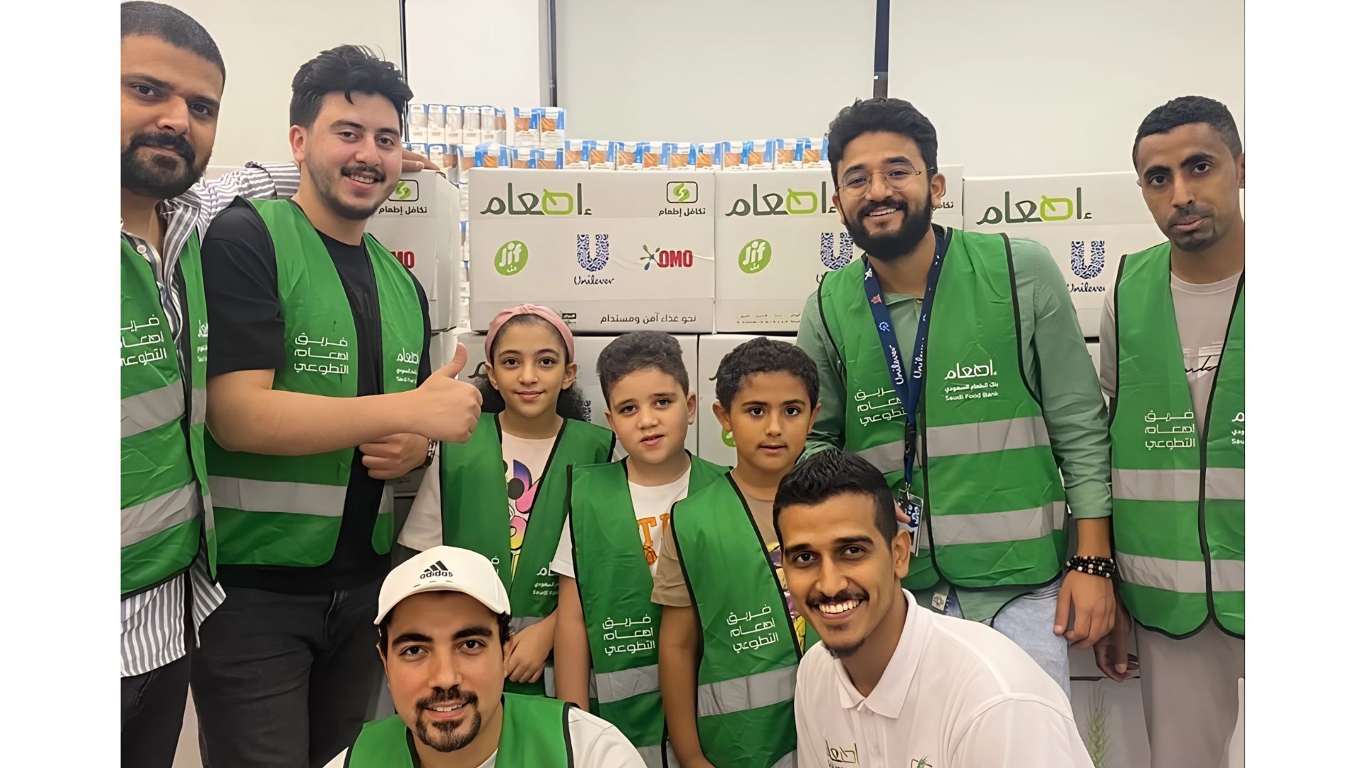 Group of homecare Unilever employees volunteering team